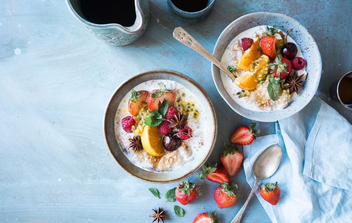Tigela de mingau de aveia com frutas frescas — café da manhã saudável para emagrecer