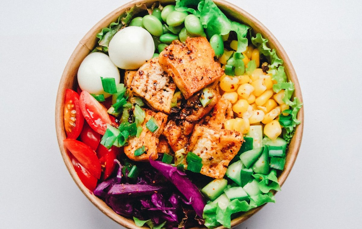 Prato colorido e equilibrado com legumes, folhas e grãos — emagrecimento sem dieta restritiva