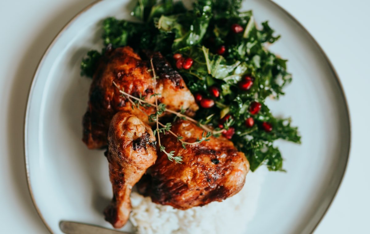 Prato com frango grelhado, arroz e folhas verdes — alimentação pós-treino para ganho de massa muscular